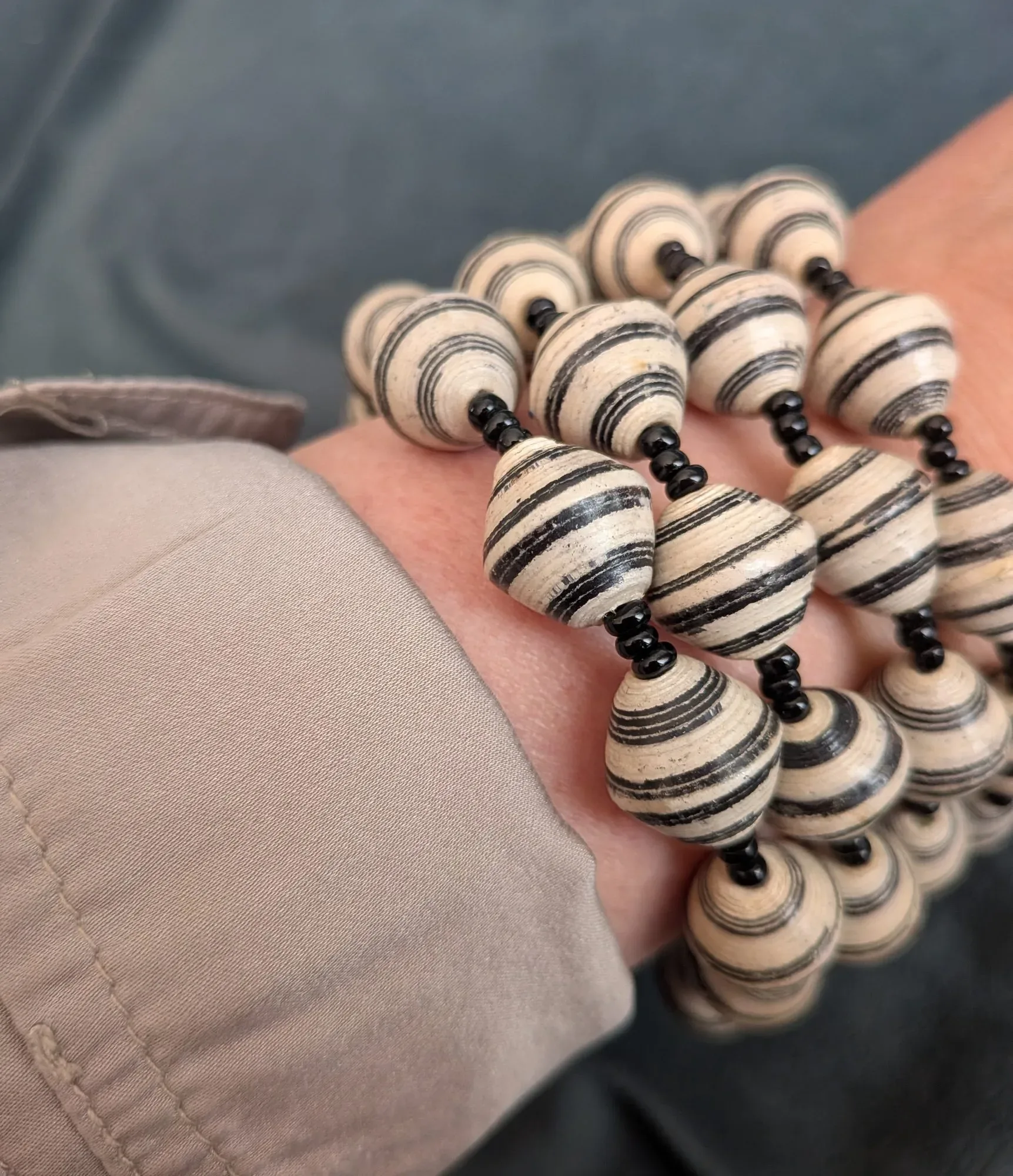 Vintage Papperspärlhalsband – Randig Boho-chic - Bild 2