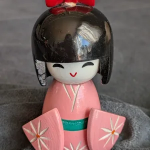 Vintage Kokeshi-docka i trä med rosa kimono