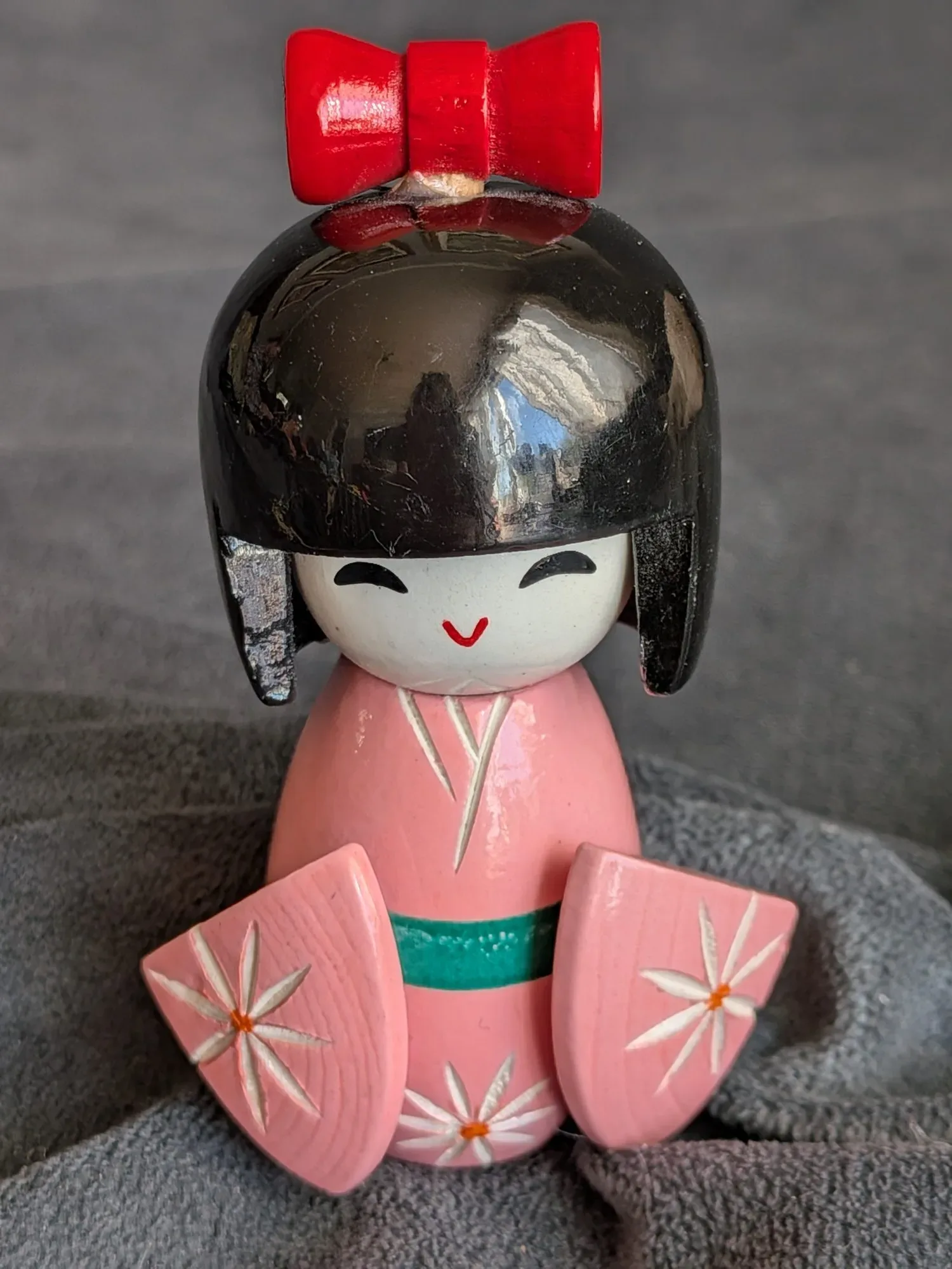 Vintage Kokeshi-docka i trä med rosa kimono