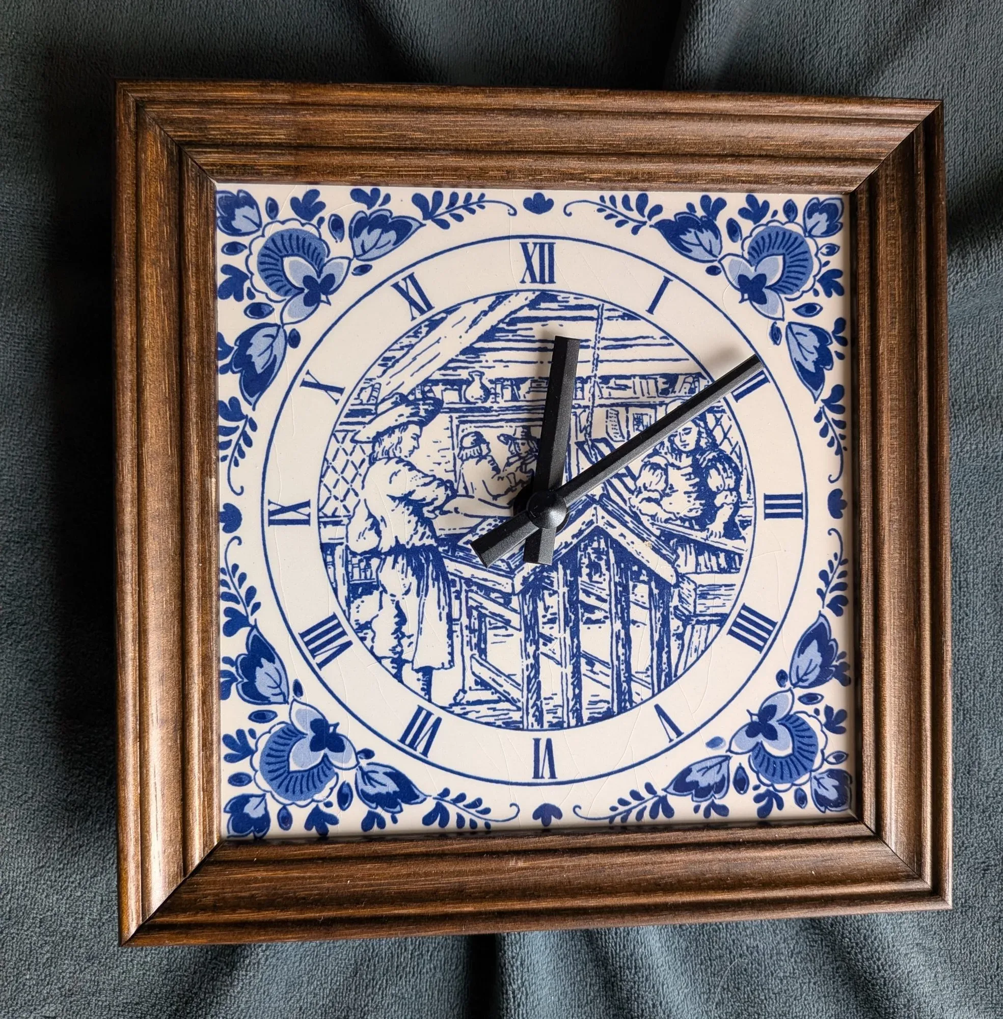 Delft Blue Handmålad Väggklocka i Trä & Keramik - Bild 7