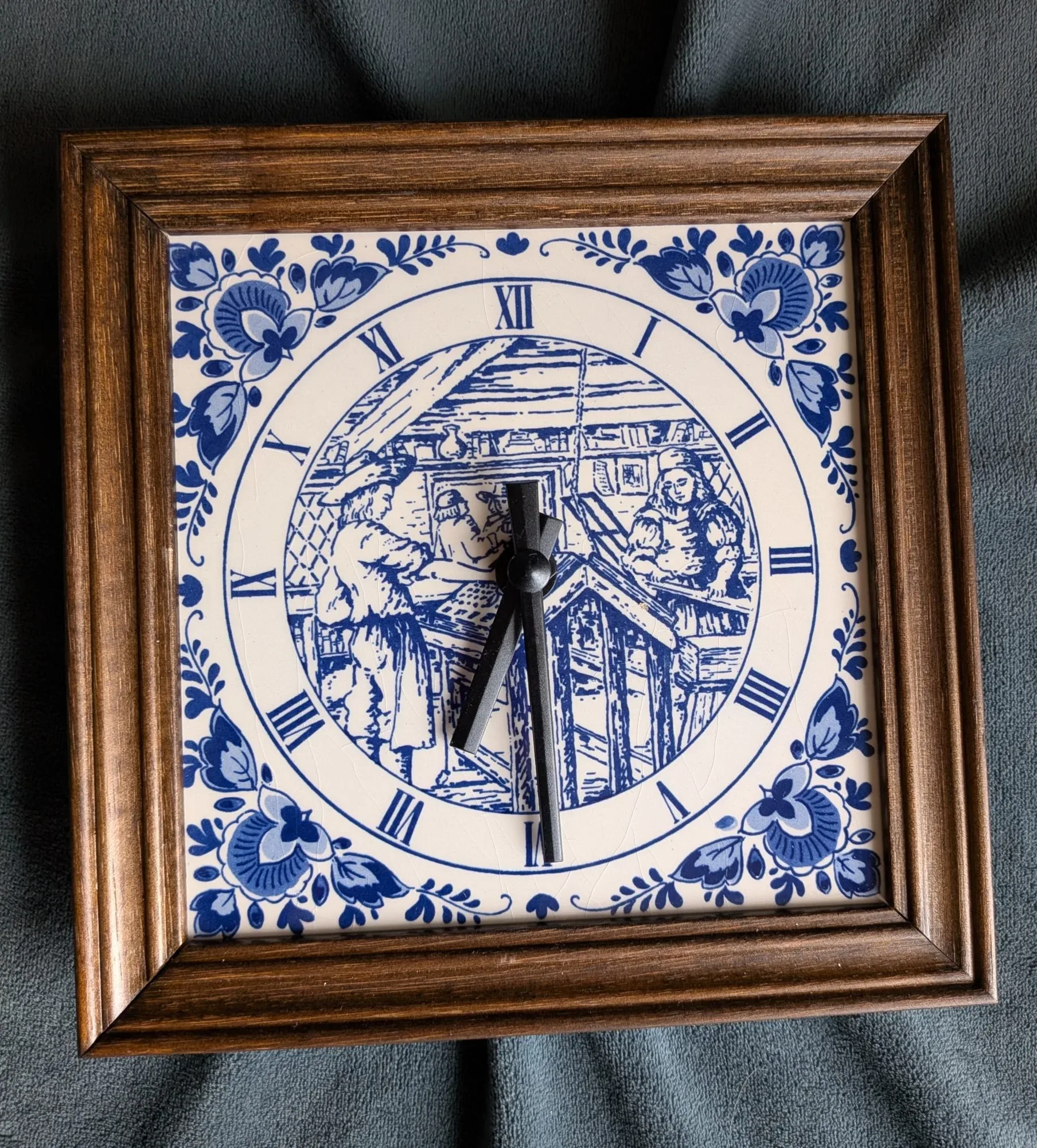 Delft Blue Handmålad Väggklocka i Trä & Keramik