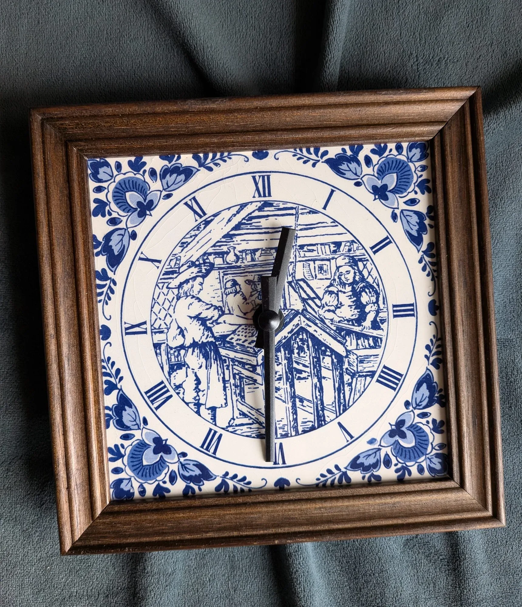 Keramik & Trä Väggklocka, Delft Blue Dekor, Handmålad