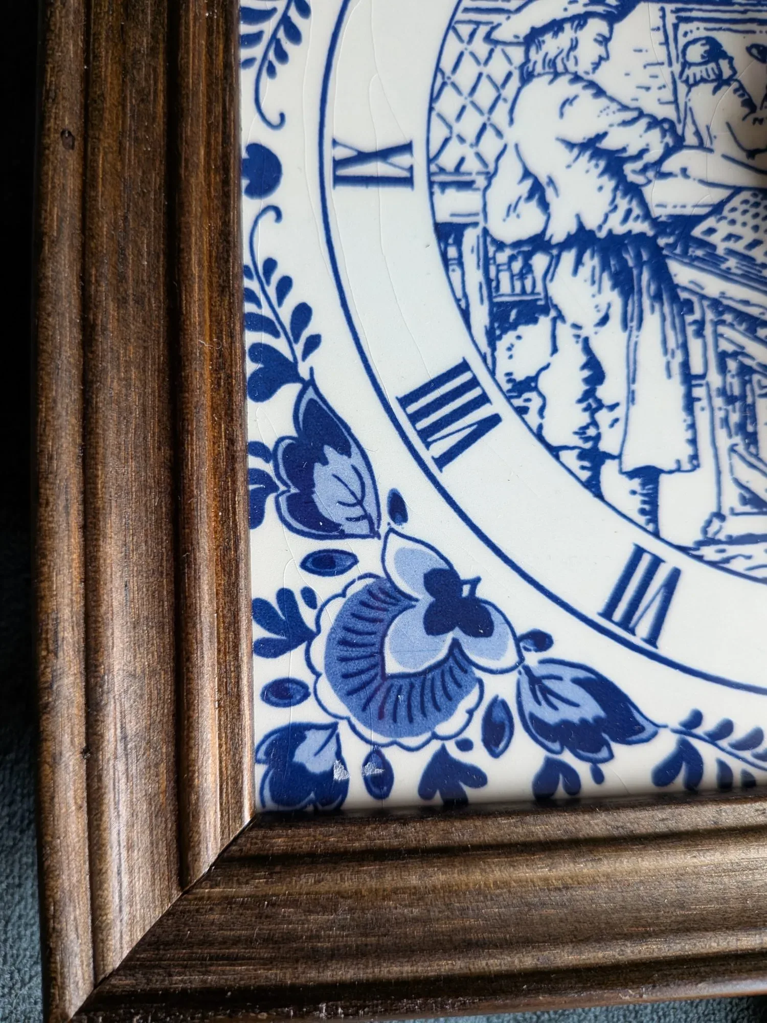 Keramik & Trä Väggklocka, Delft Blue Dekor, Handmålad - Bild 4