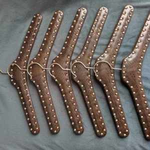 6-pack Nitade Klädhängare i Faux Läder, Punk-stil