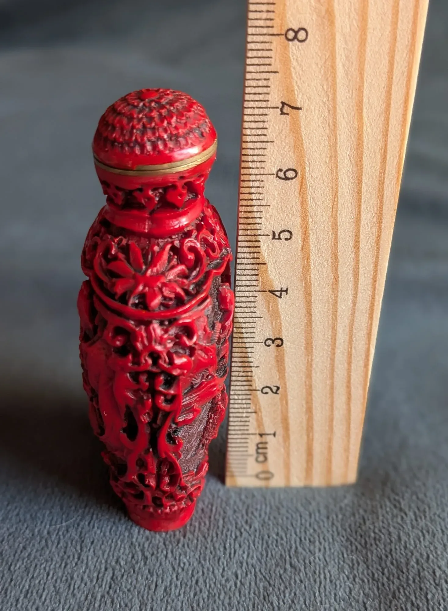 Dekorflaska, röd karvad resin, Orientstil - Bild 8