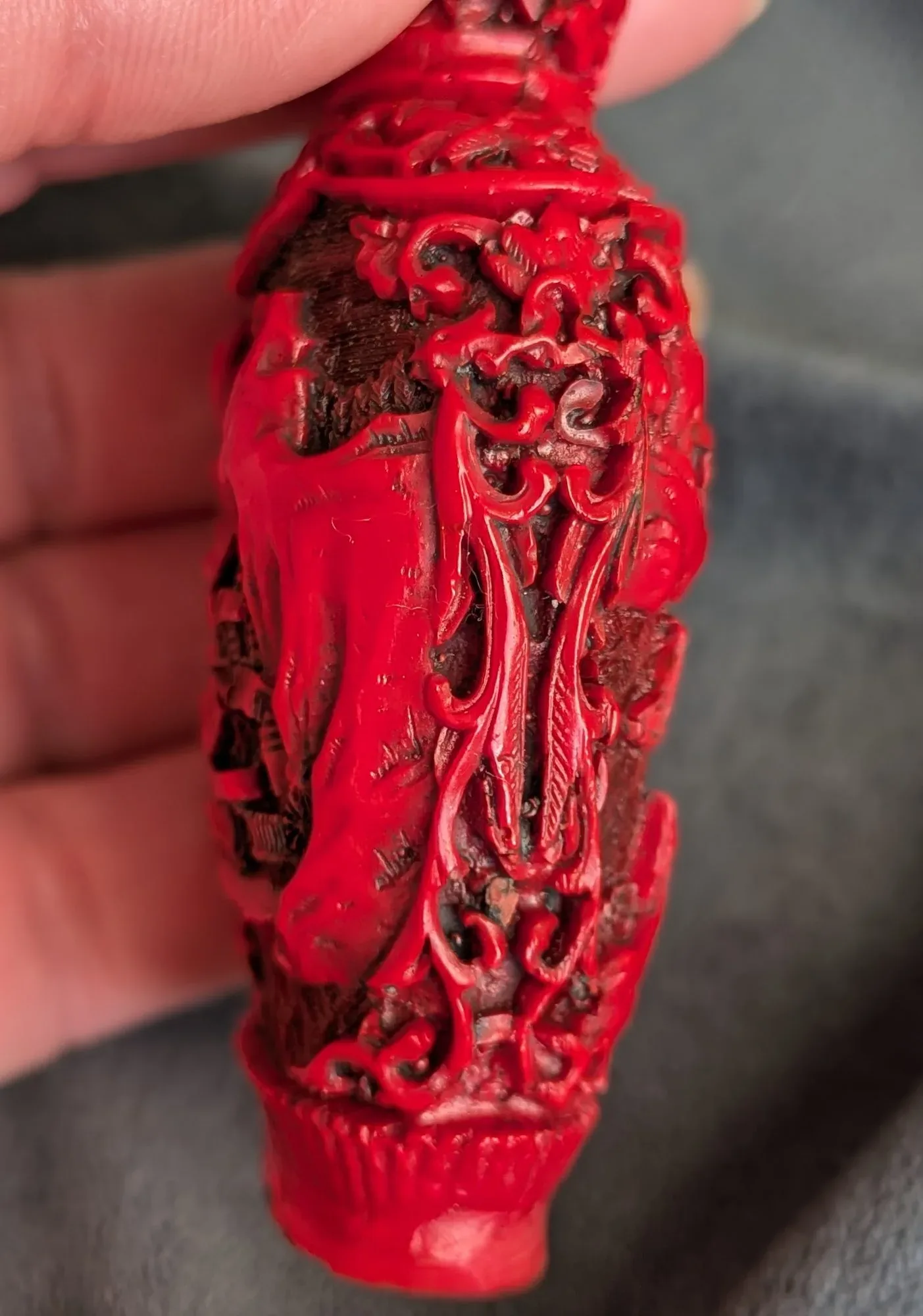 Dekorflaska, röd karvad resin, Orientstil - Bild 4