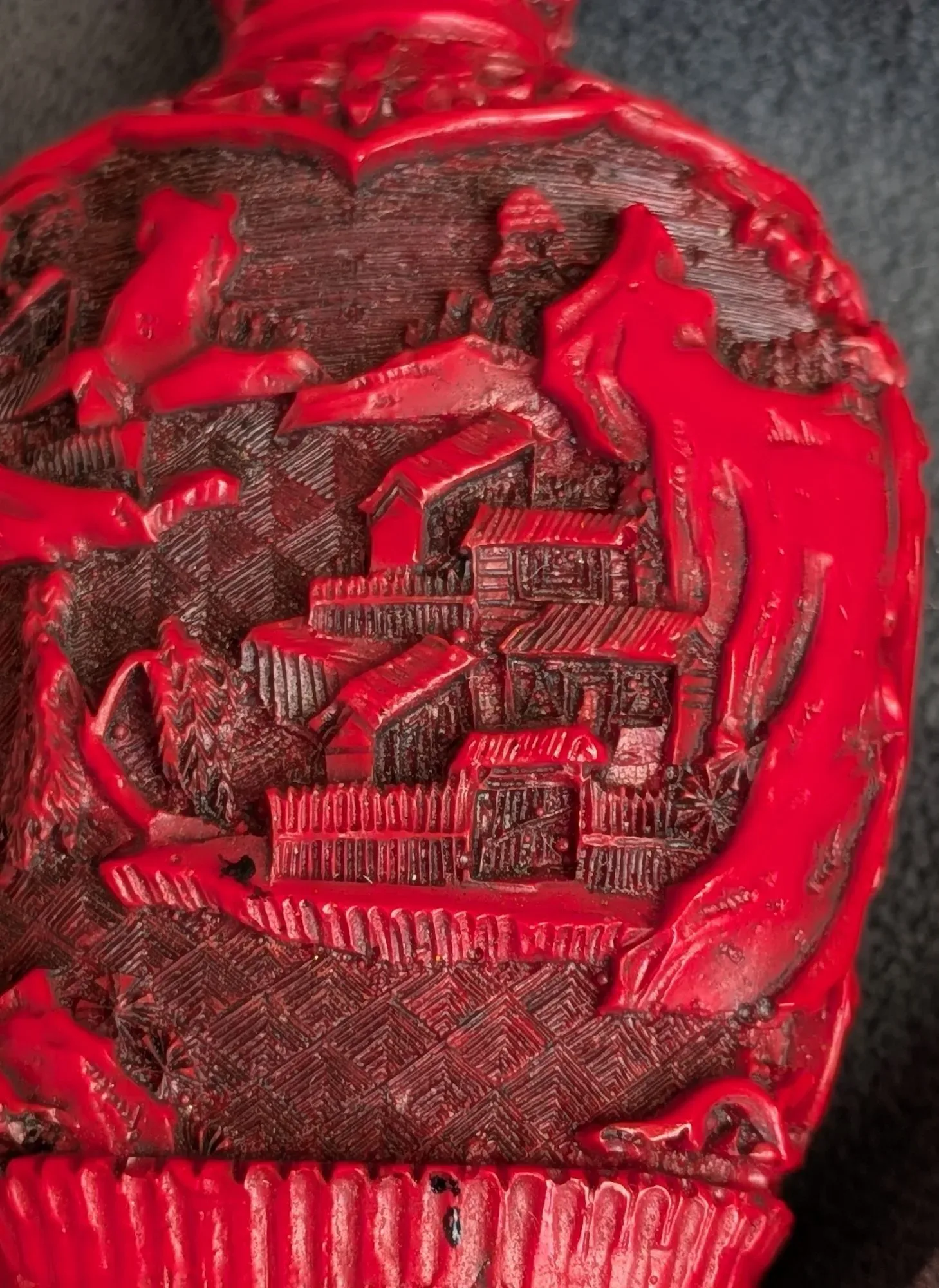 Dekorflaska, röd karvad resin, Orientstil - Bild 3