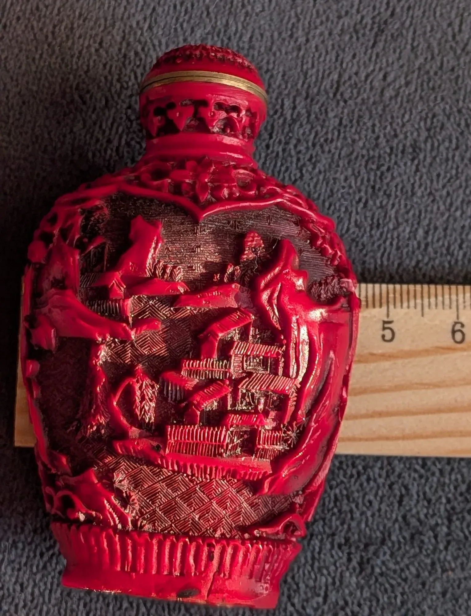 Dekorflaska, röd karvad resin, Orientstil - Bild 7