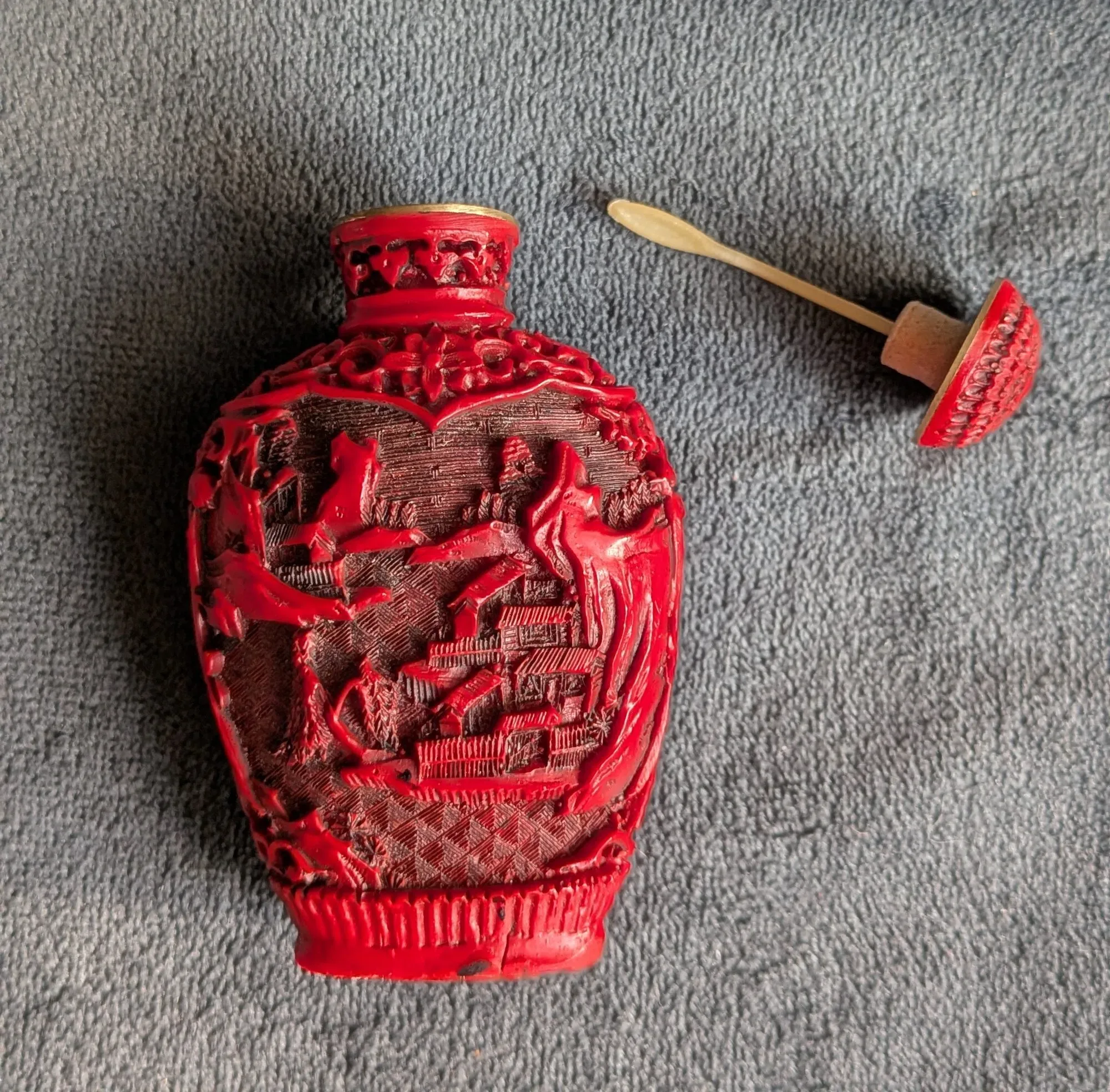 Dekorflaska, röd karvad resin, Orientstil