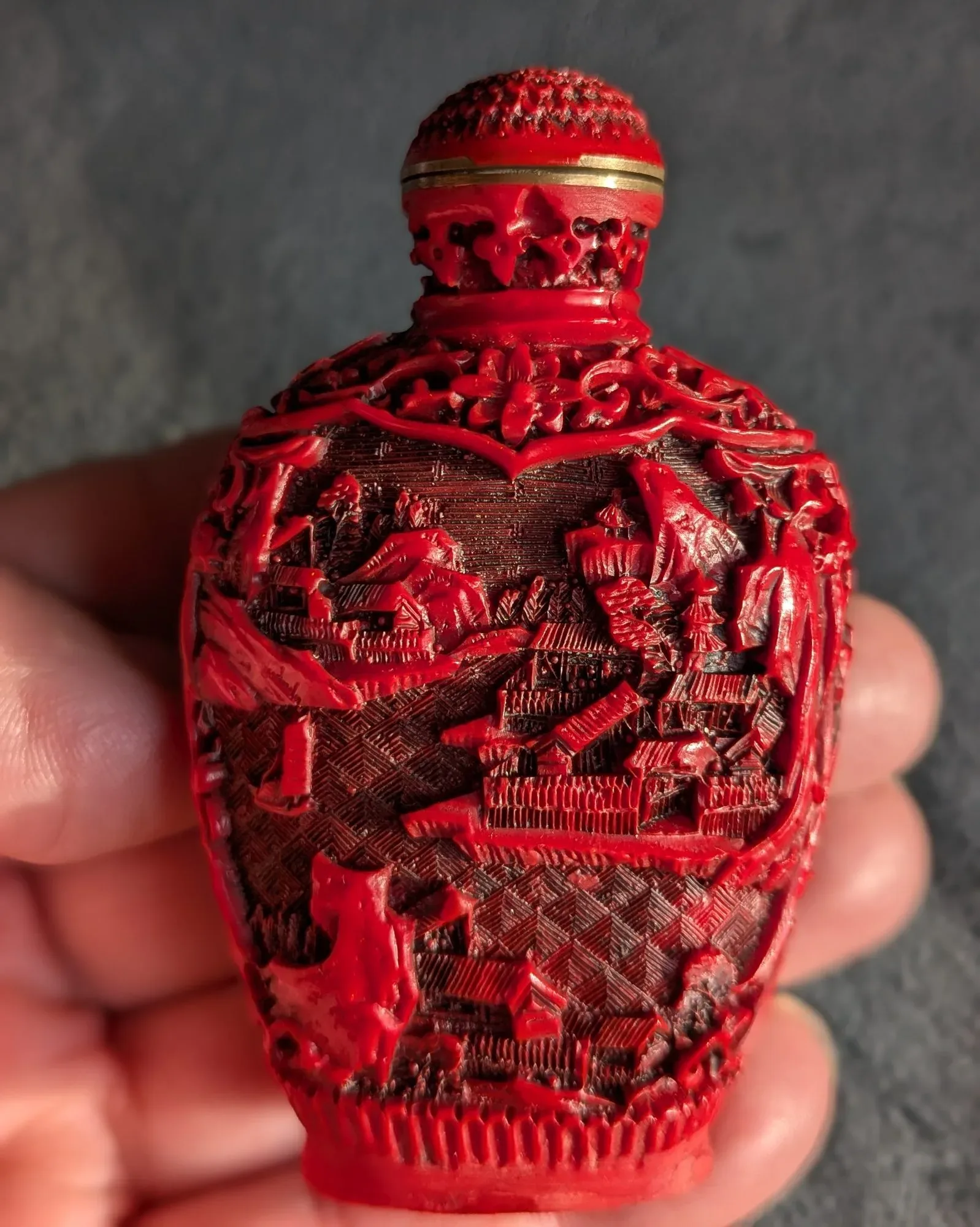 Dekorflaska, röd karvad resin, Orientstil - Bild 5