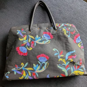 Stor textilväska, floral brodyr, svarta handtag