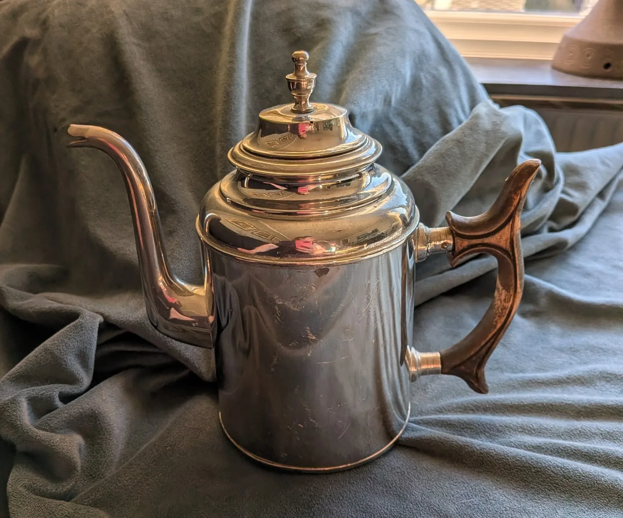 Gedigen Kaffekanna i Silverpläterad Metall, Trä