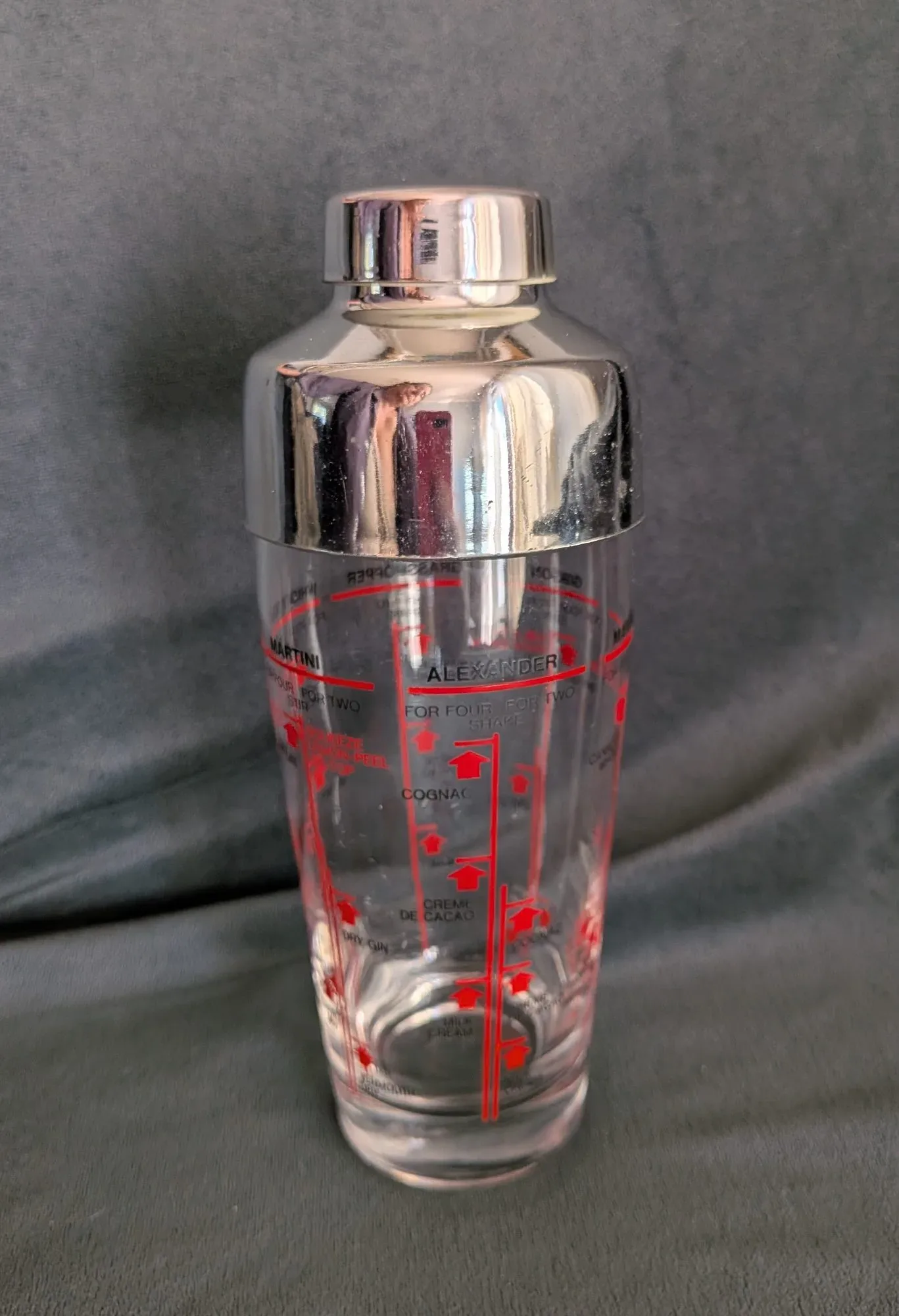 Vintage cocktailshaker i glas och metall med recept