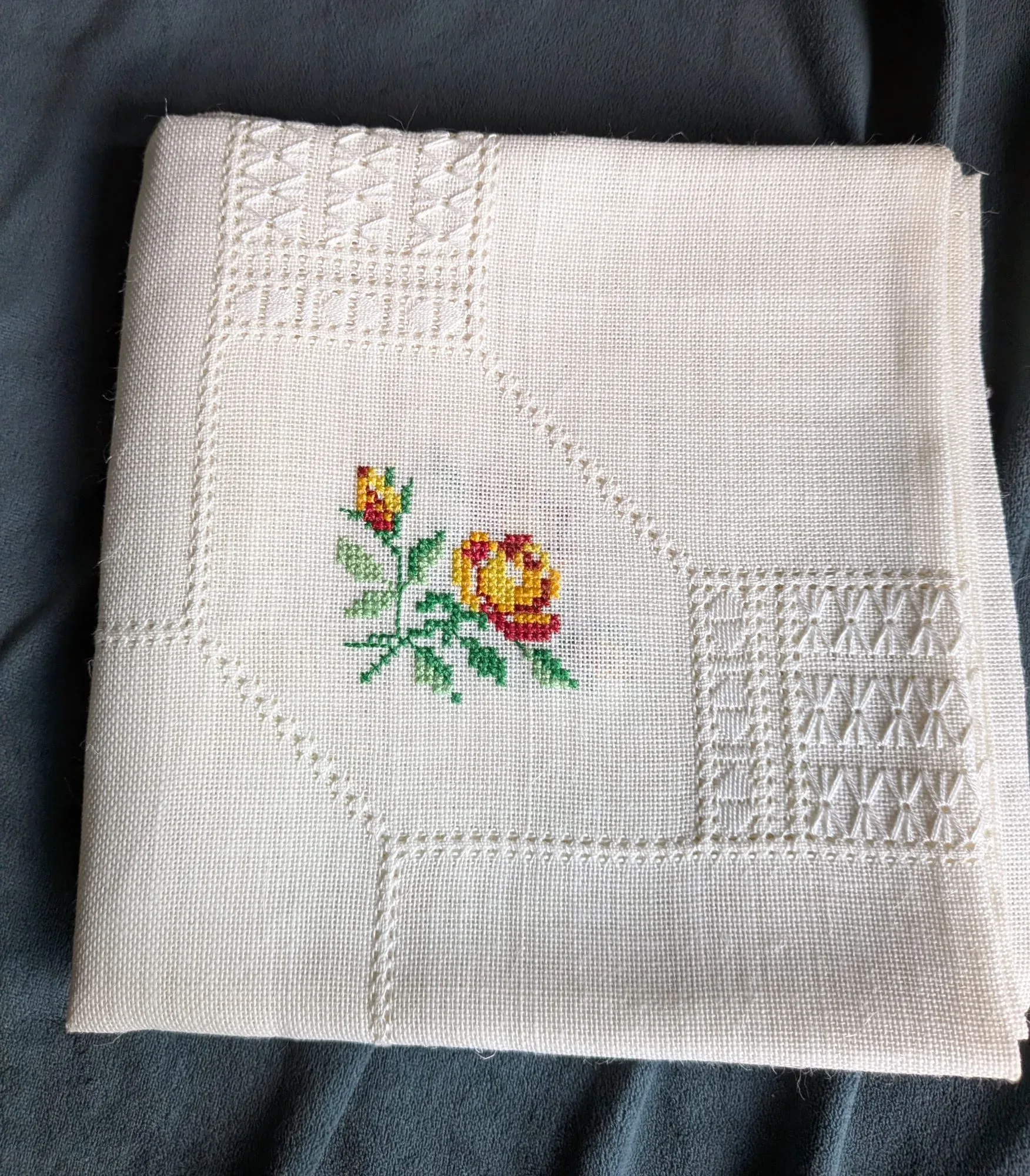Vintage Linne Duk med Rosbroderi & Hålsöm