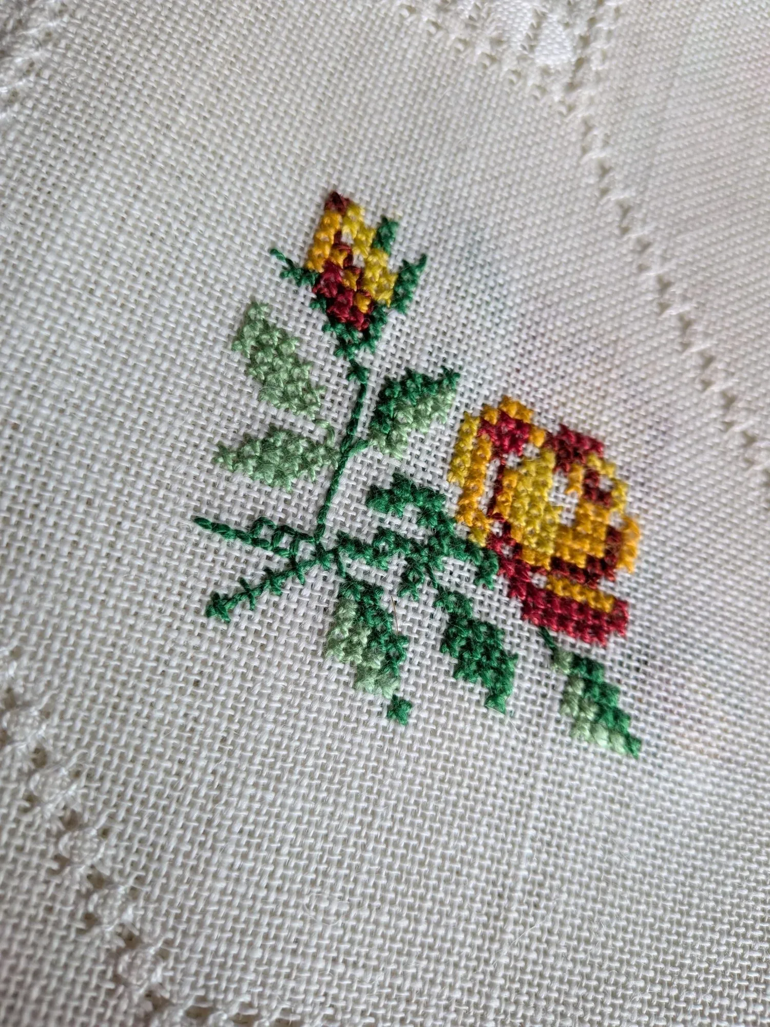 Vintage Linne Duk med Rosbroderi & Hålsöm - Bild 8