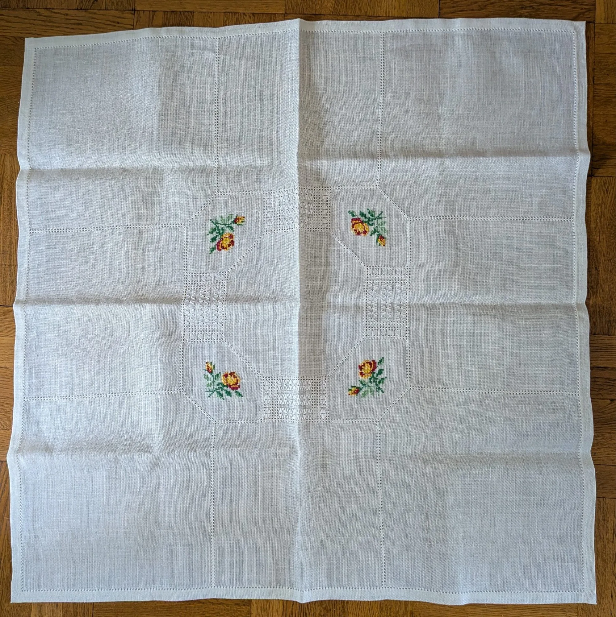 Vintage Linne Duk med Rosbroderi & Hålsöm - Bild 6