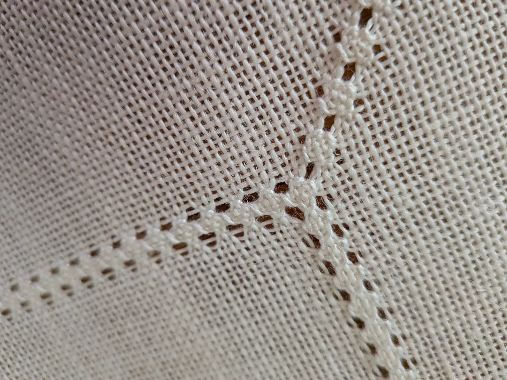 Vintage Linne Duk med Rosbroderi & Hålsöm - Bild 4