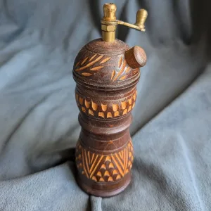 Handsnidad Kryddkvarn i Trä & Mässing, Vintage