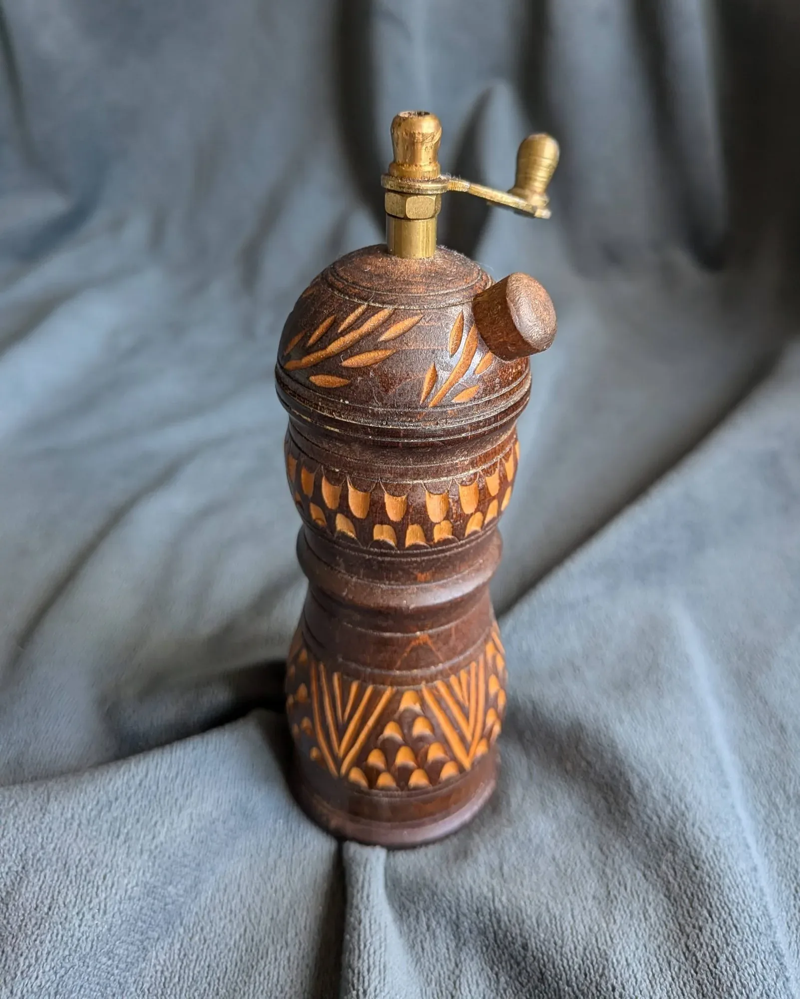 Handsnidad Kryddkvarn i Trä & Mässing, Vintage