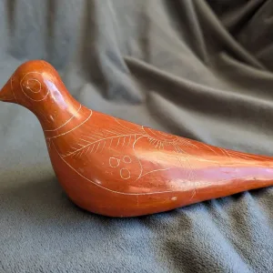 Lergods fågel figurin, handgraverad dekor