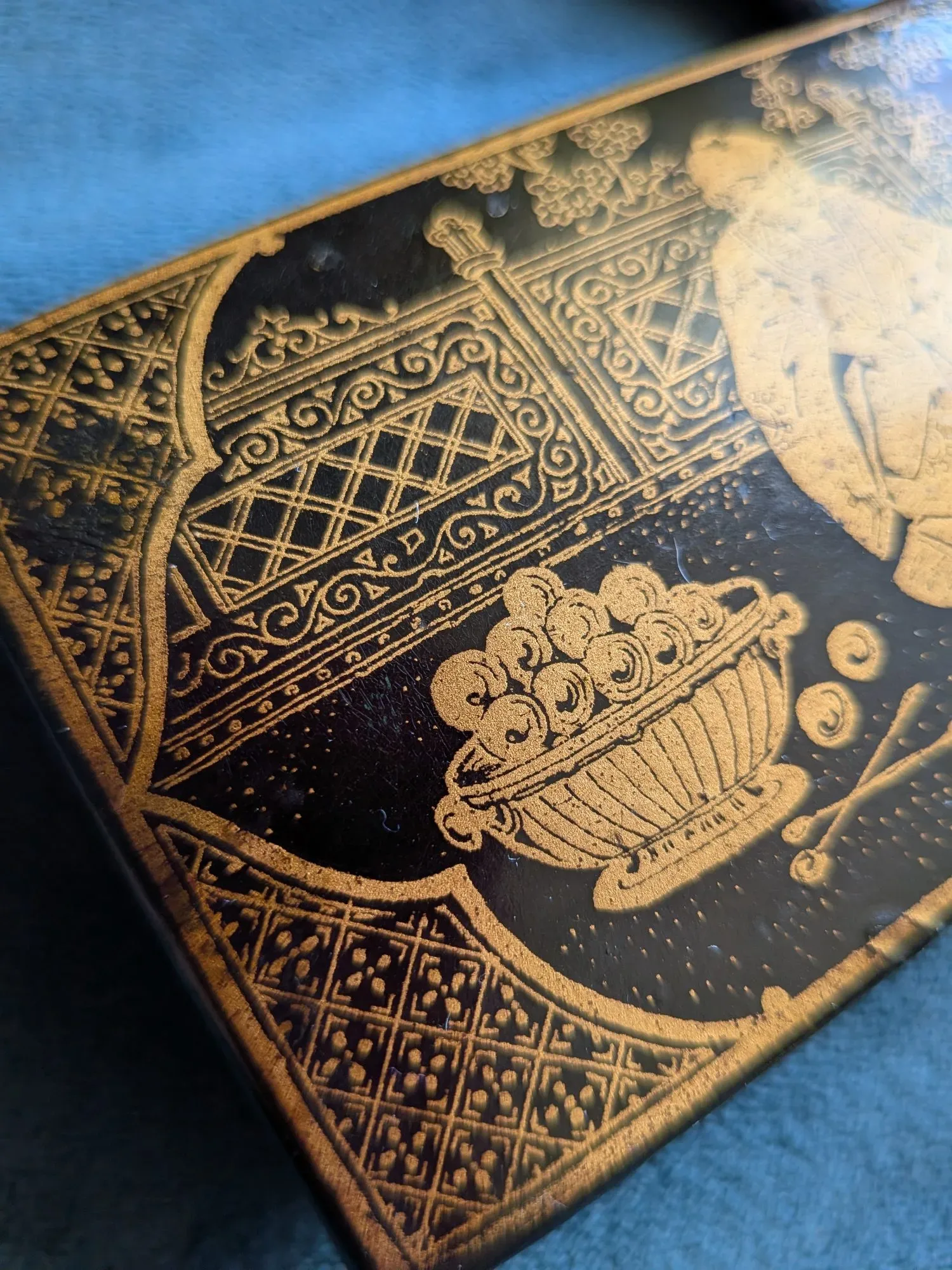 Lacquered Box, Oriental, Figurative Decor - Image 3