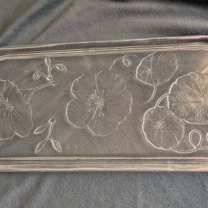 Gediget glasfat, präglade blommor, rektangulärt