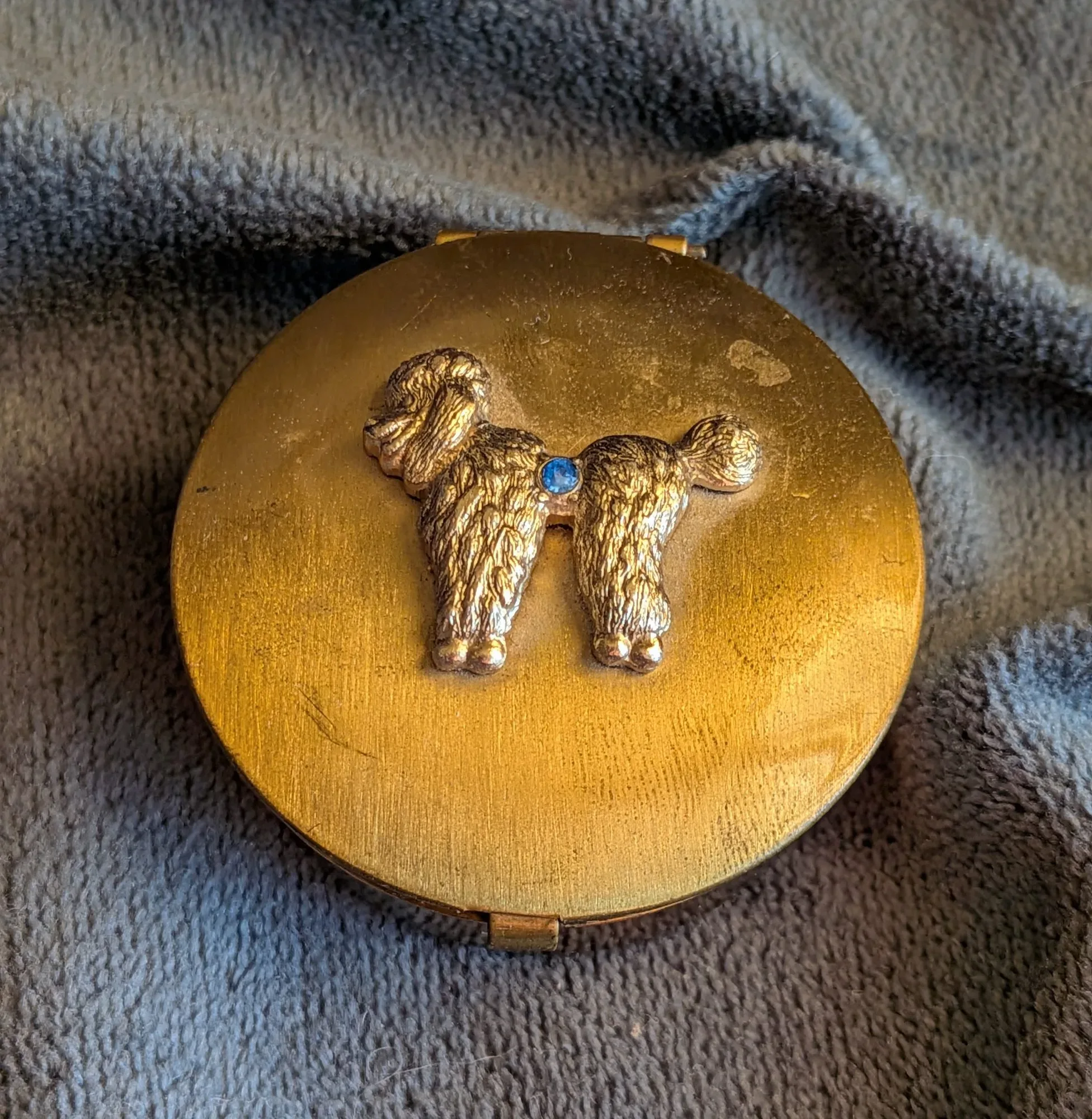 Vintage metallkompakt med pudelmotiv, guldtonad
