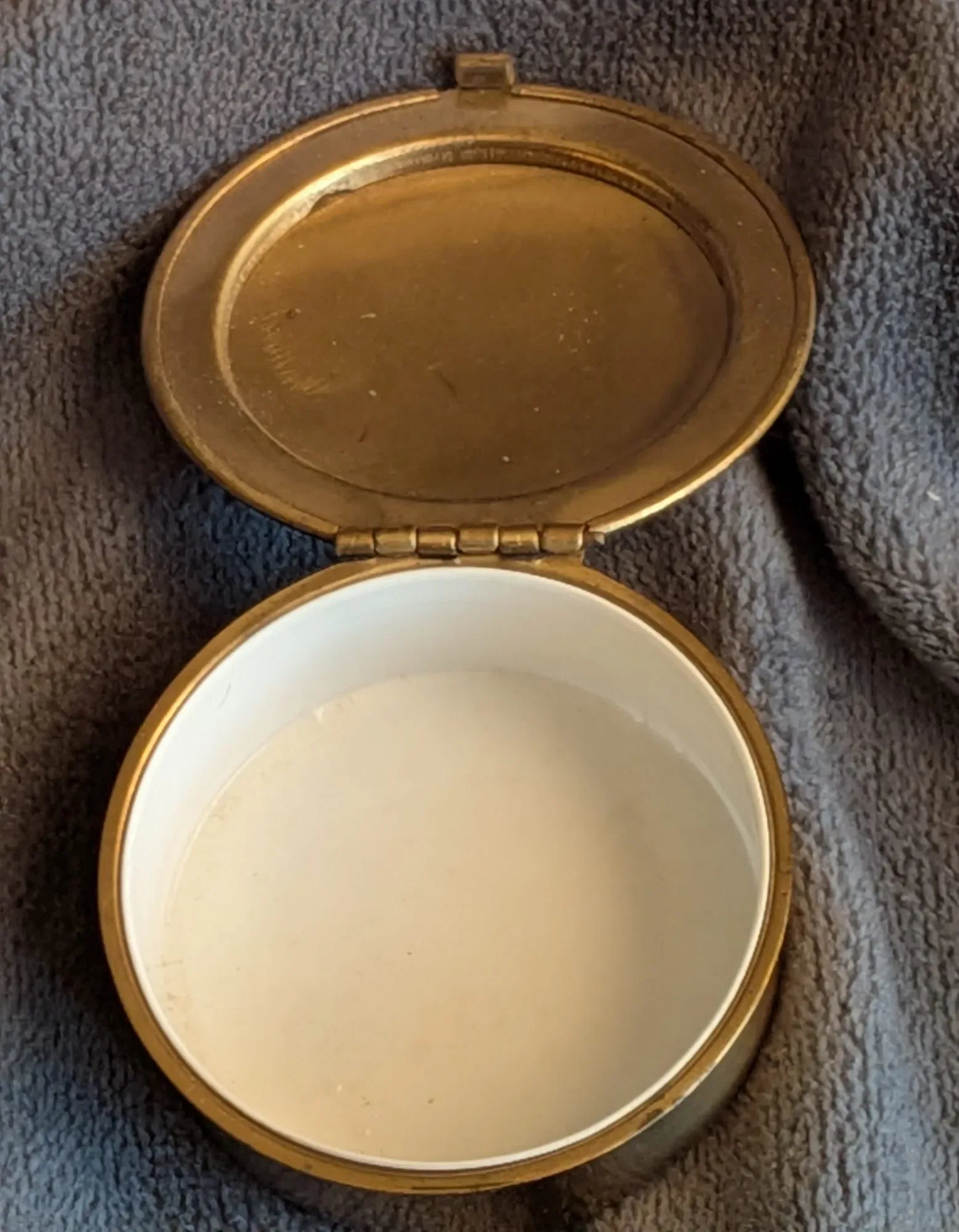 Vintage metallkompakt med pudelmotiv, guldtonad - Bild 8