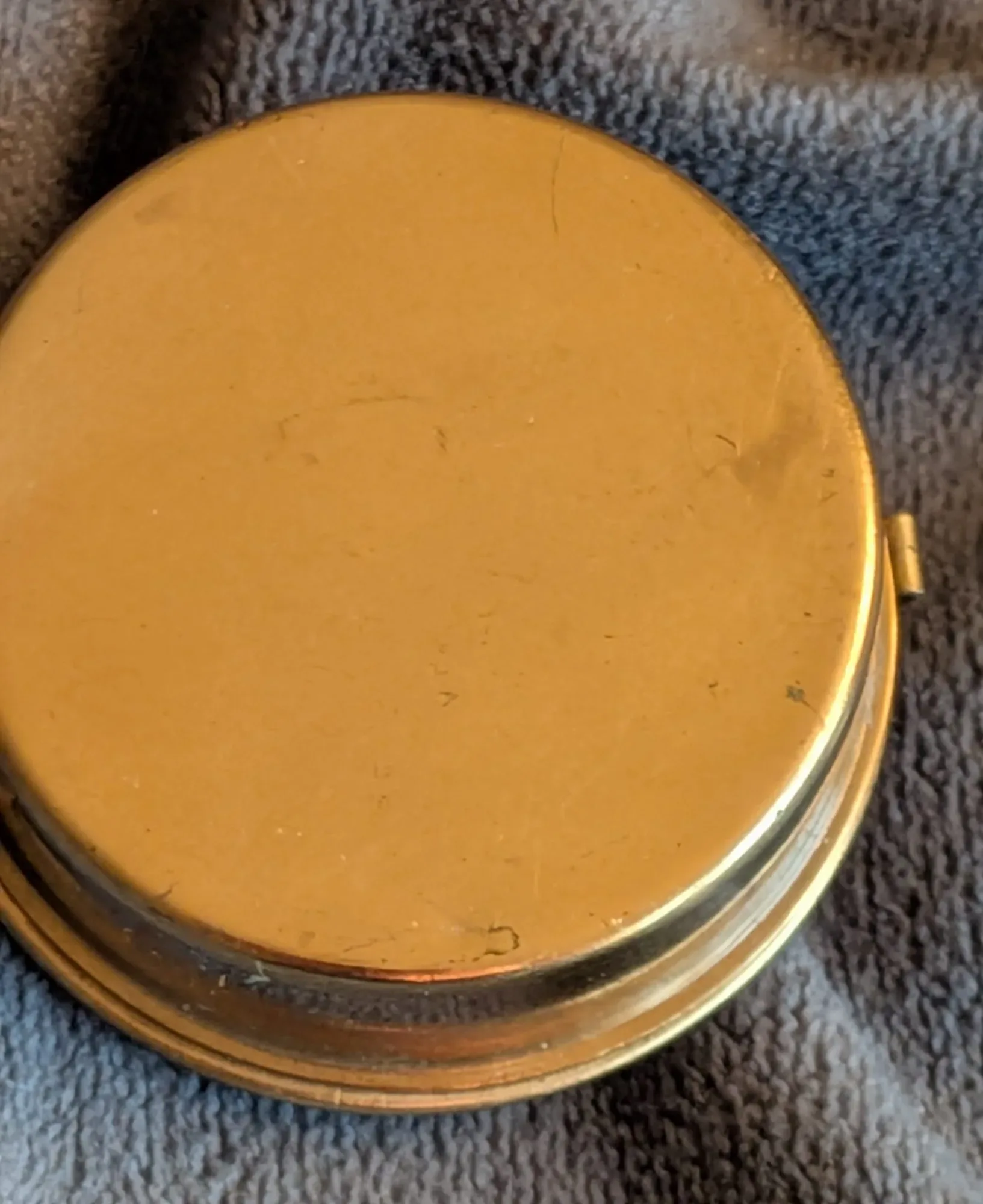 Vintage metallkompakt med pudelmotiv, guldtonad - Bild 7
