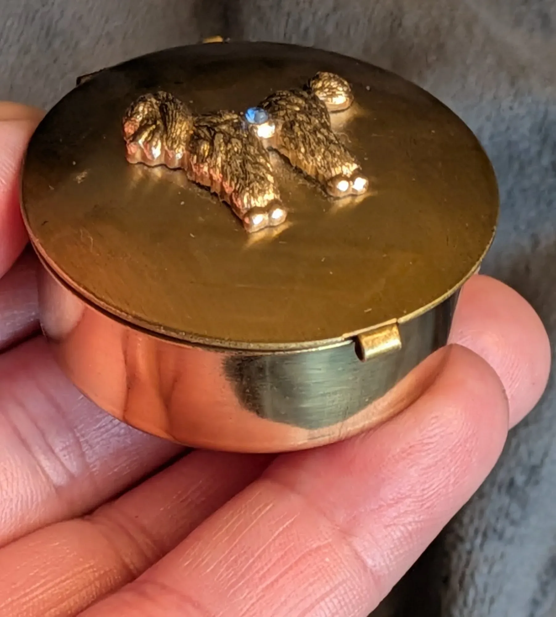 Vintage metallkompakt med pudelmotiv, guldtonad - Bild 4