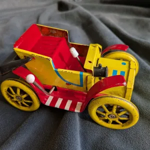 Vintage Plåtleksaksbil Veteranstil Dragbil Gul Röd