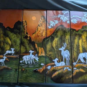Lackerad träpanel med pärlemorinlägg, rådjursmotiv