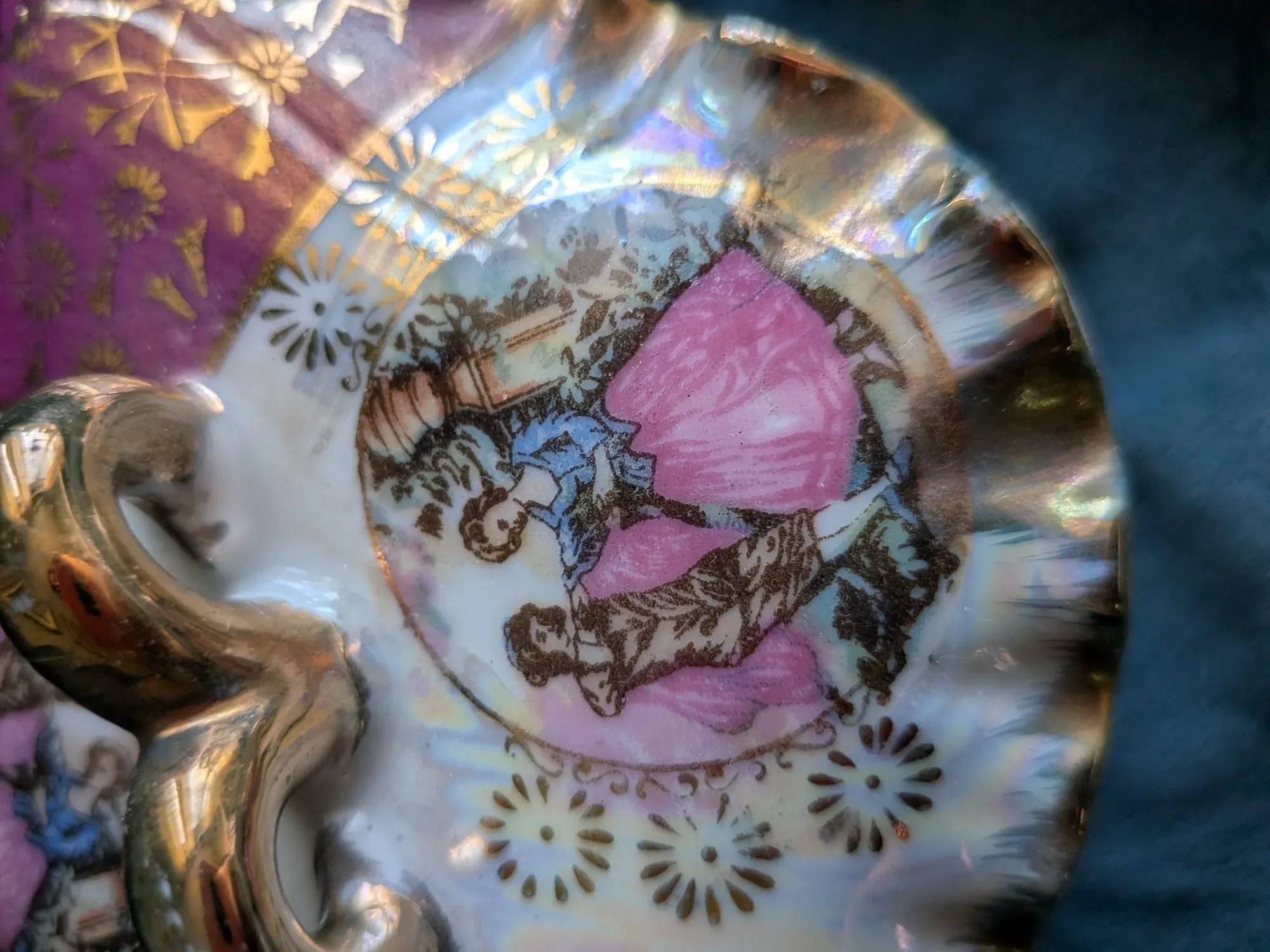 Dekorativ porslinsdosa, rokoko-inspirerad, förgylld - Bild 12