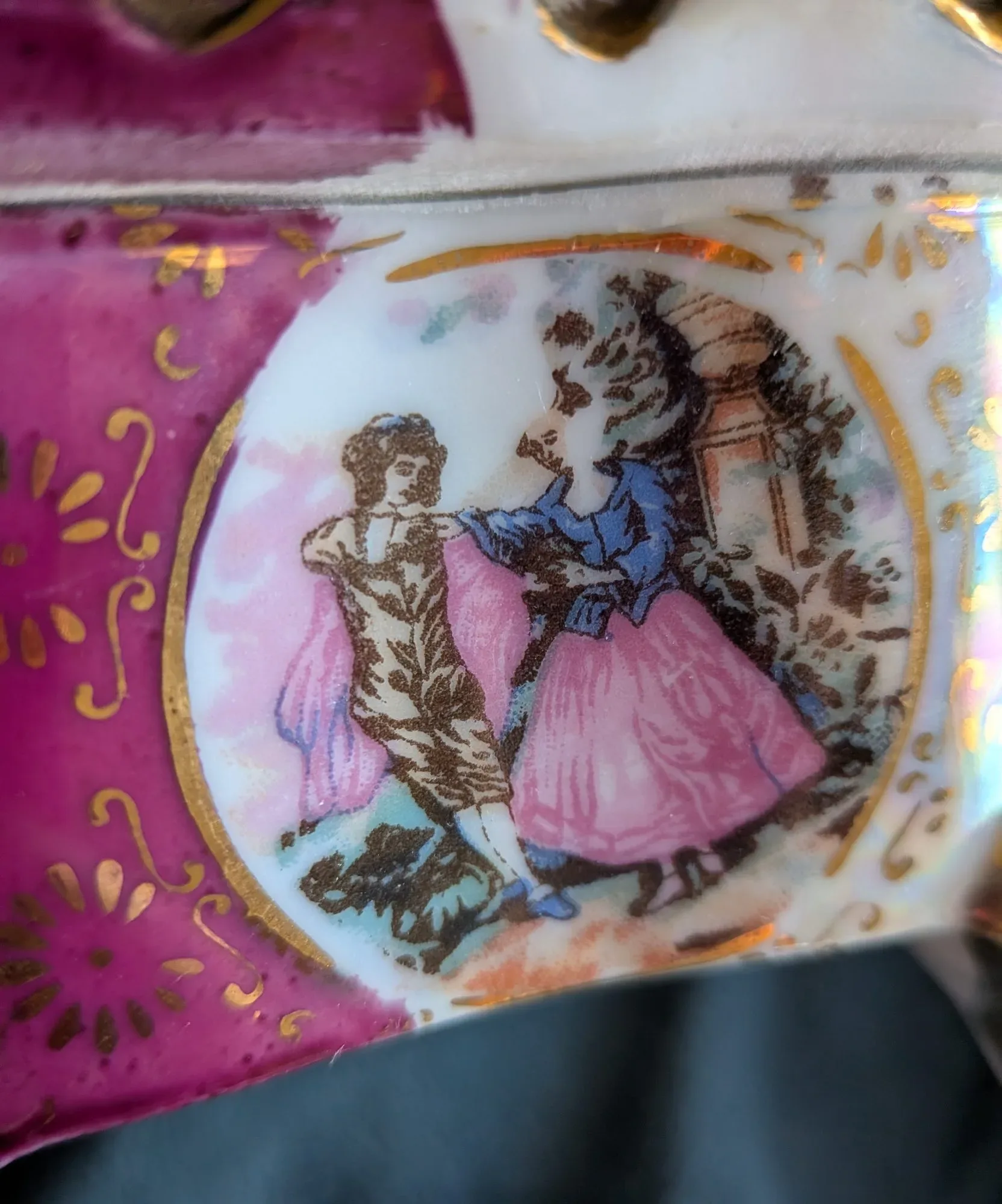 Dekorativ porslinsdosa, rokoko-inspirerad, förgylld - Bild 7