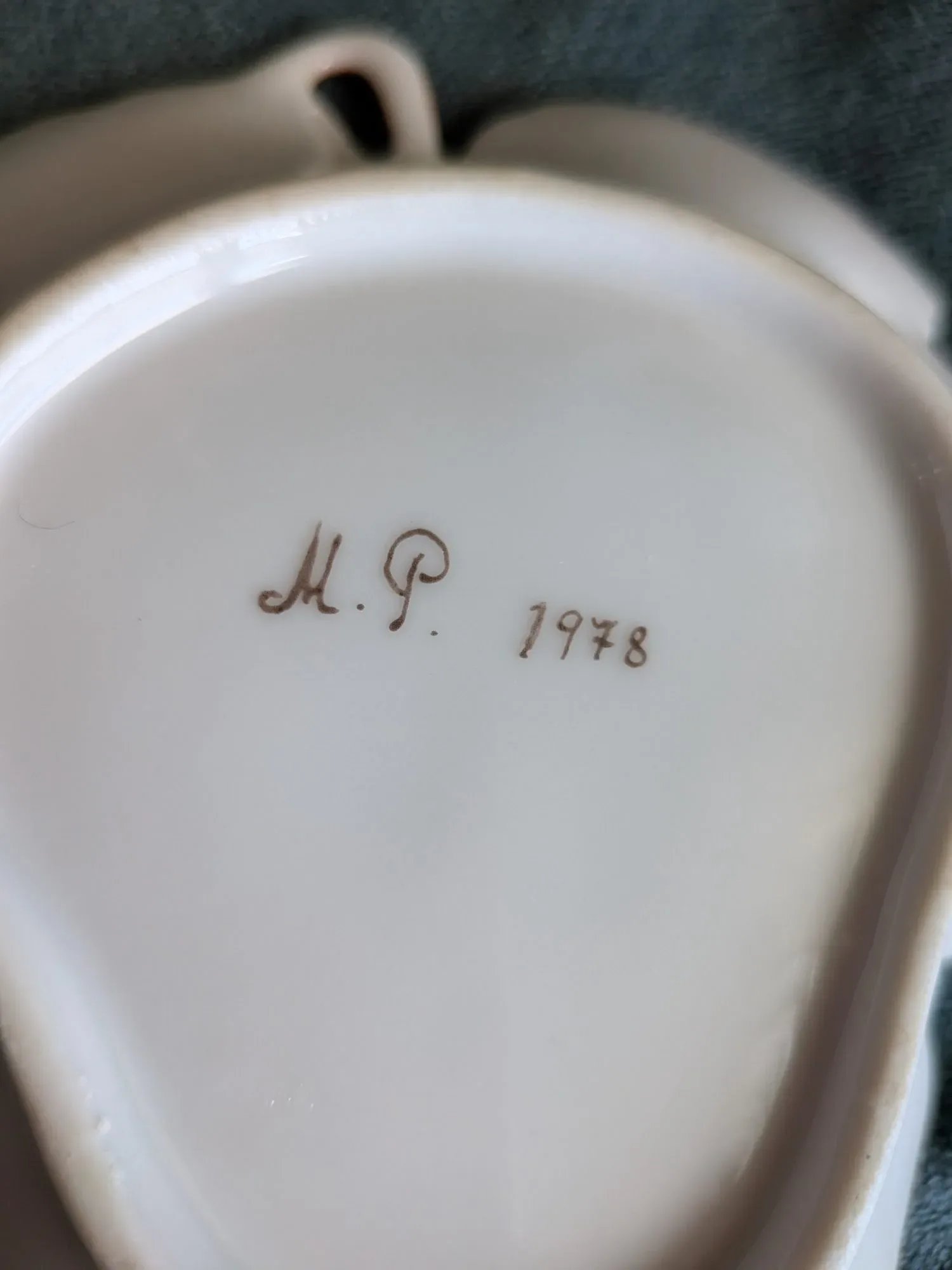 Handmålad keramik skål bladformad M.P. 1978 - Bild 6