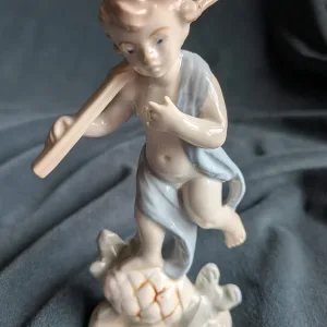 Porslinsfigur Putto med Pinne, Tysk Klassisk Stil