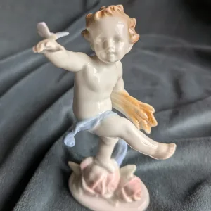 Porslinsfigur Putto, Kerub, Vit med pastellaccenter