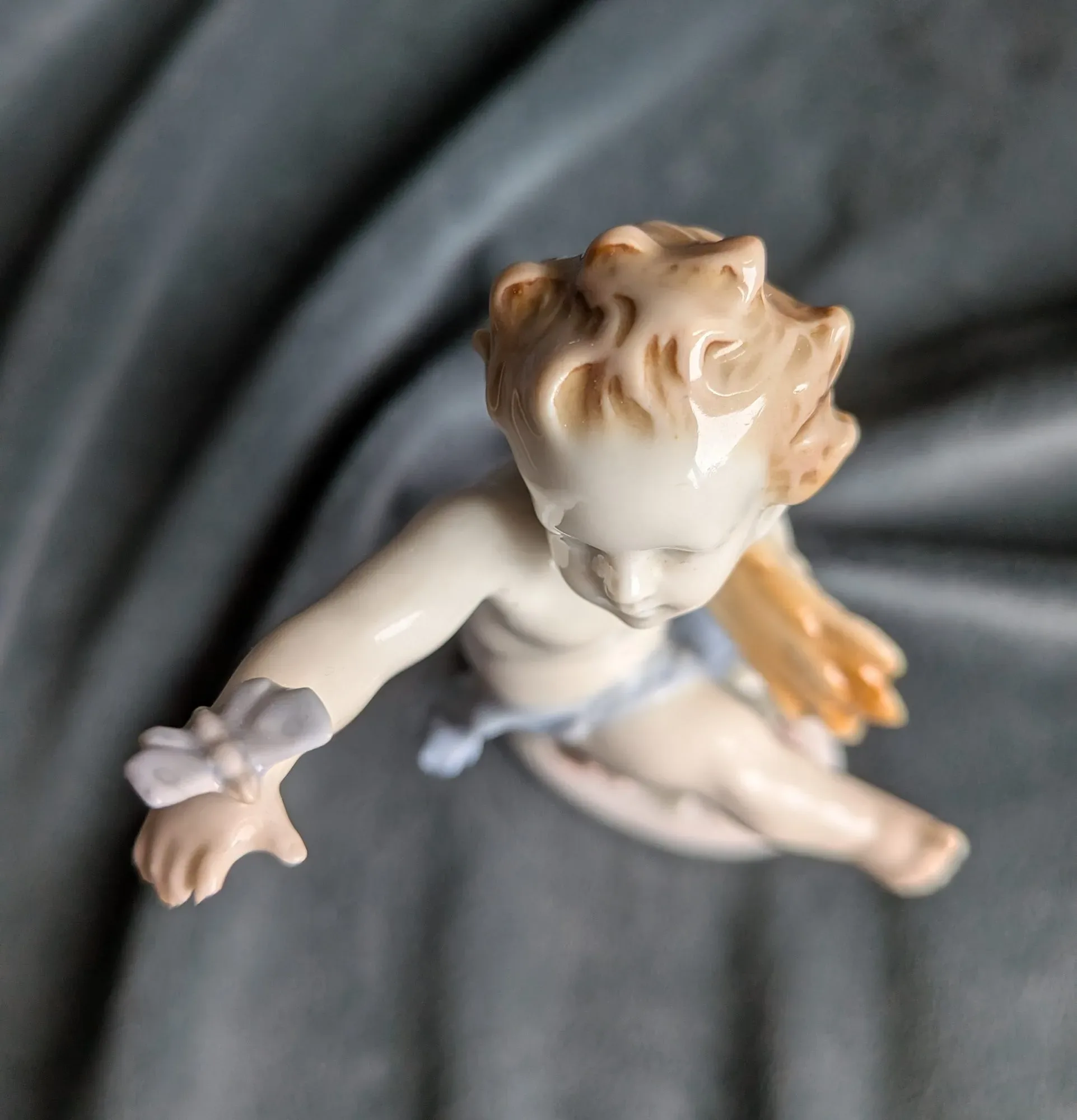 Porslinsfigur Putto, Kerub, Vit med pastellaccenter - Bild 3