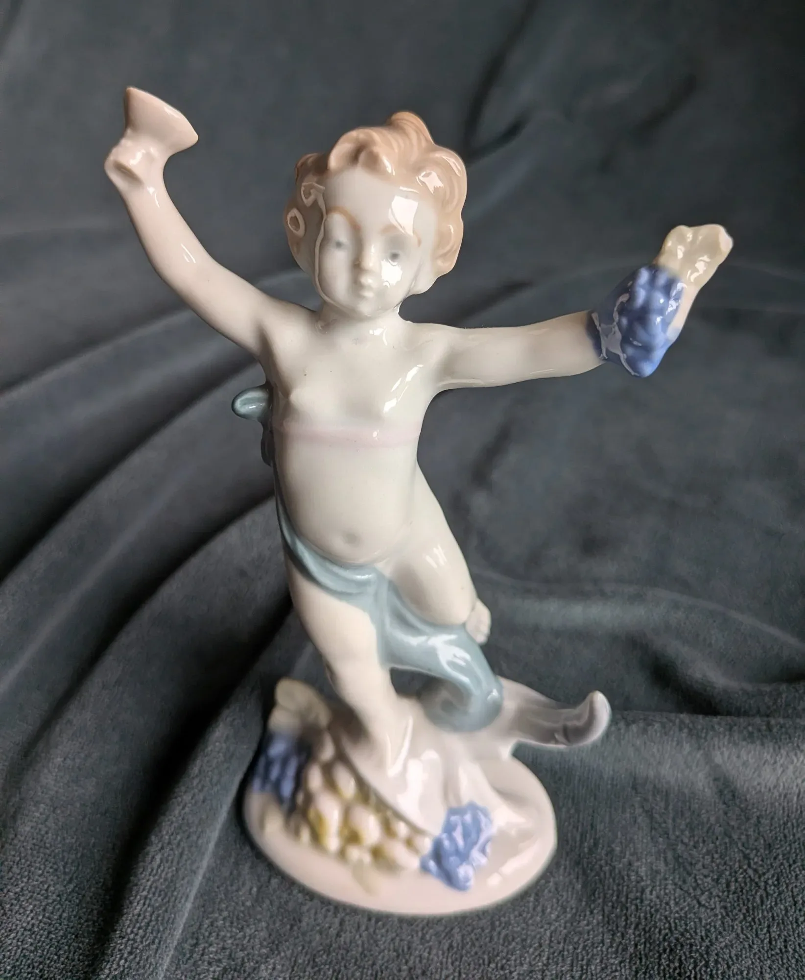 Porslinsfigur Putto med druvor och bägare, vit/blå glasyr