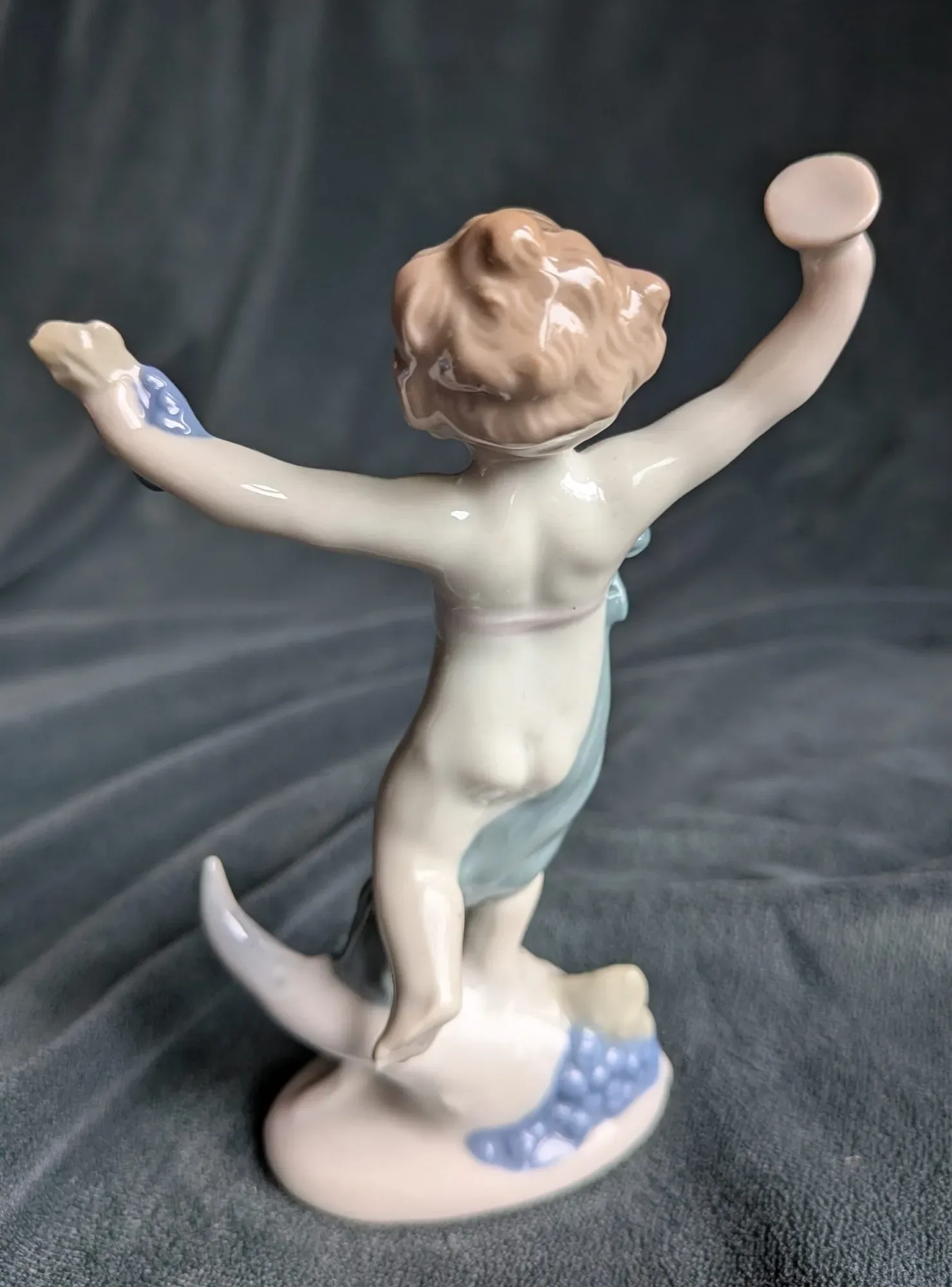 Porslinsfigur Putto med druvor och bägare, vit/blå glasyr - Bild 6
