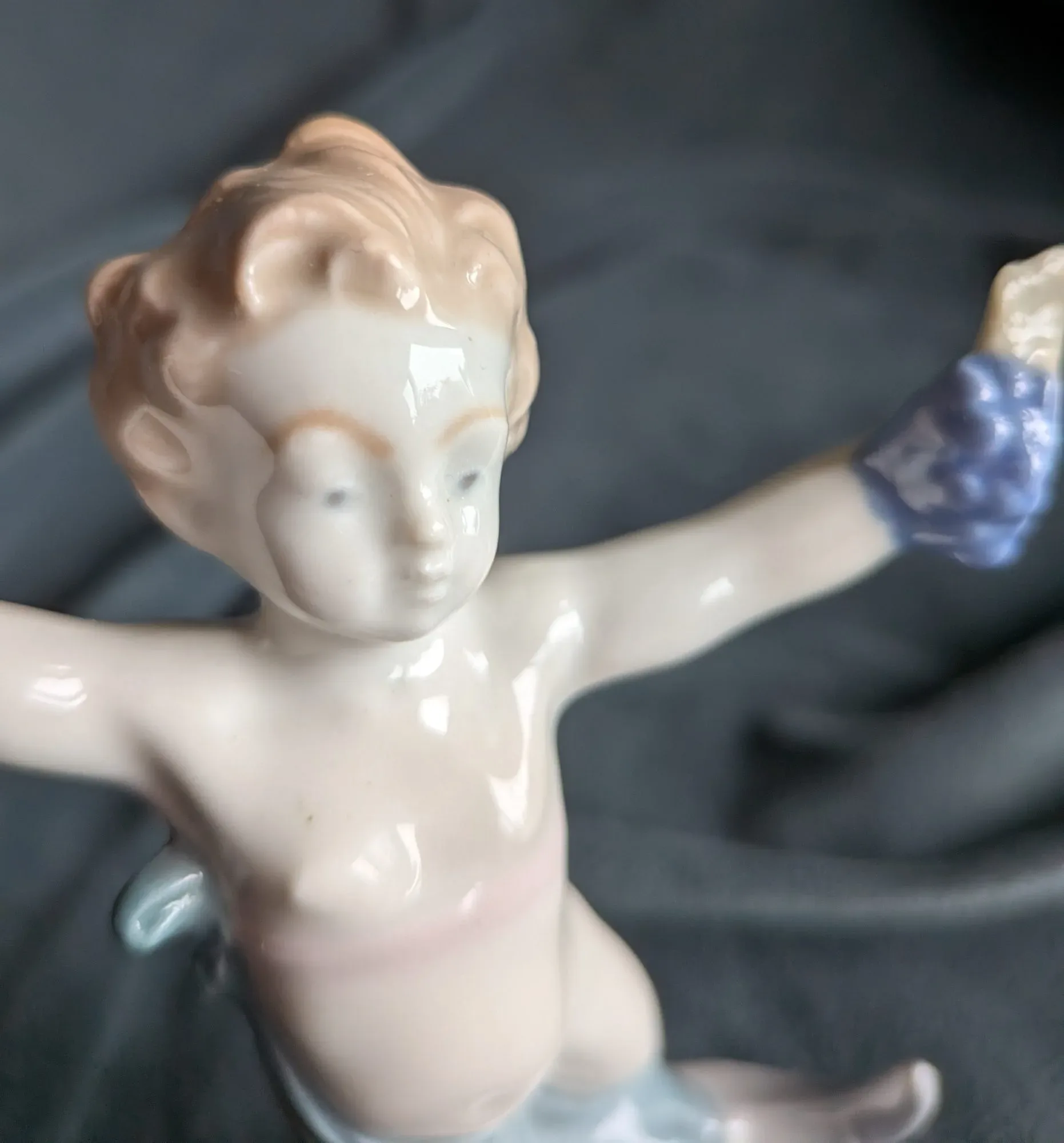 Porslinsfigur Putto med druvor och bägare, vit/blå glasyr - Bild 5