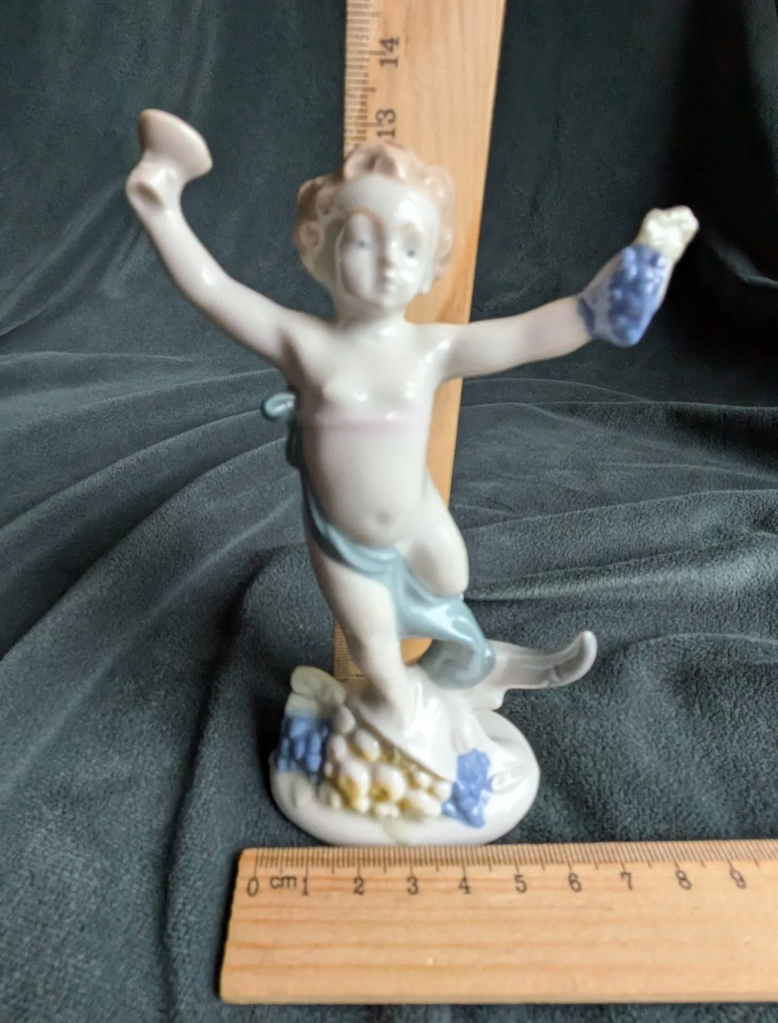 Porslinsfigur Putto med druvor och bägare, vit/blå glasyr - Bild 4