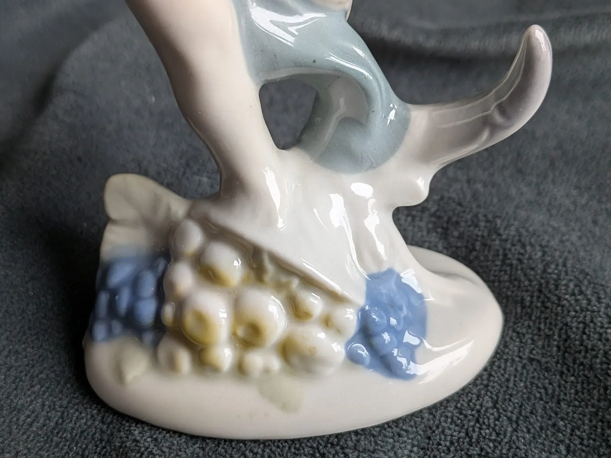 Porslinsfigur Putto med druvor och bägare, vit/blå glasyr - Bild 3
