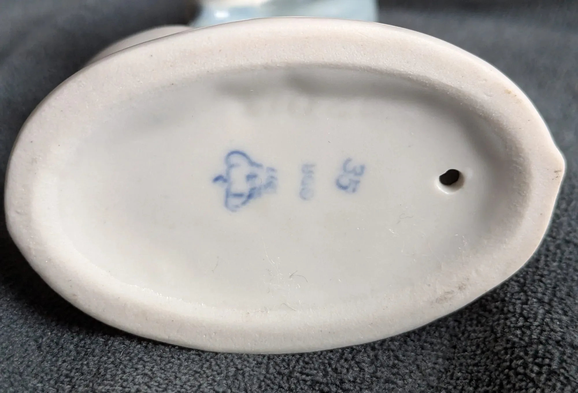 Porslinsfigur Putto med druvor och bägare, vit/blå glasyr - Bild 2