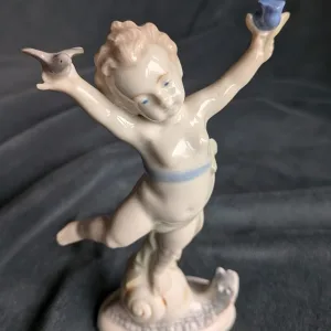 GDR Porslinsfigurin Putto, Tidstypisk