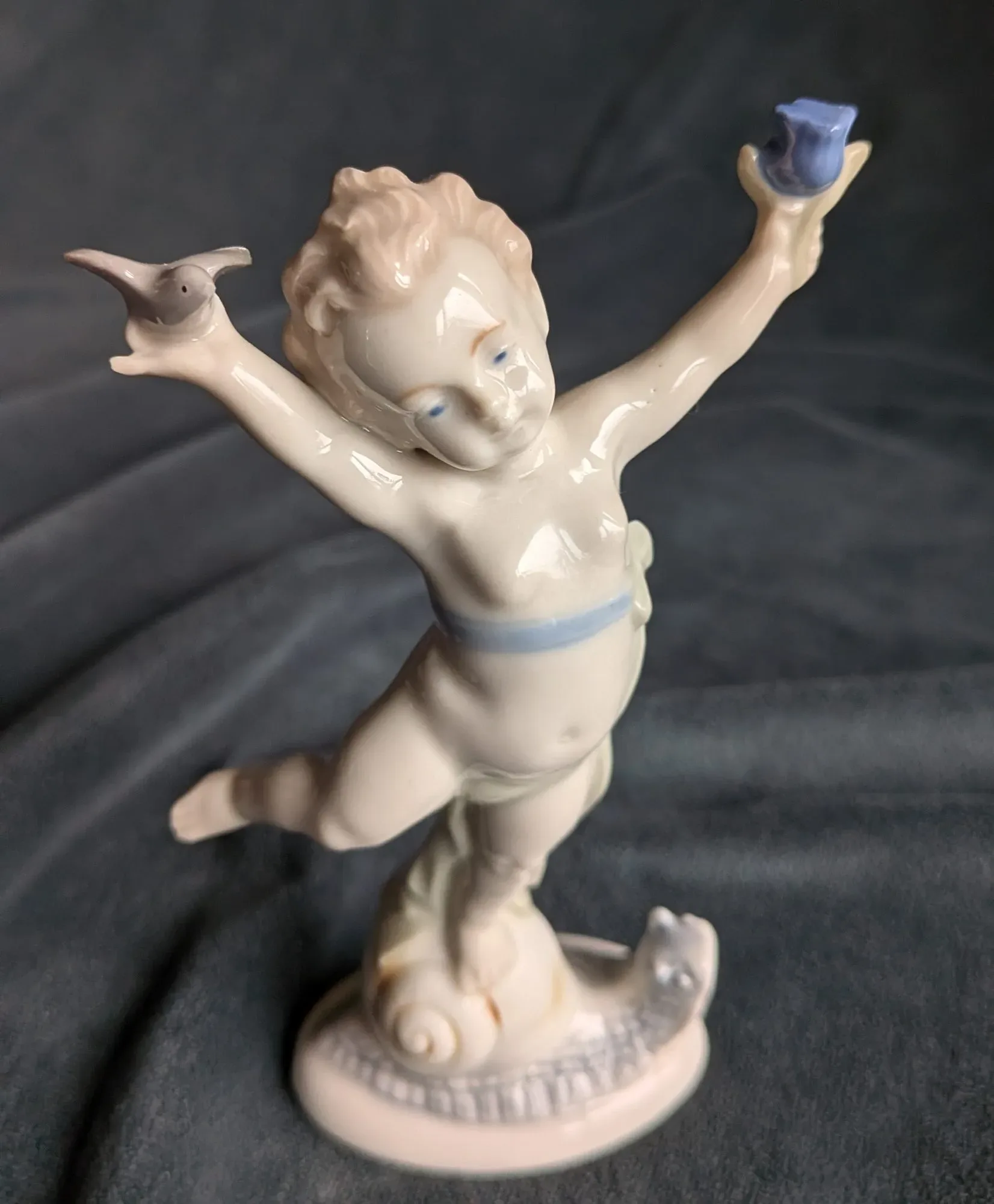 GDR Porslinsfigurin Putto, Tidstypisk
